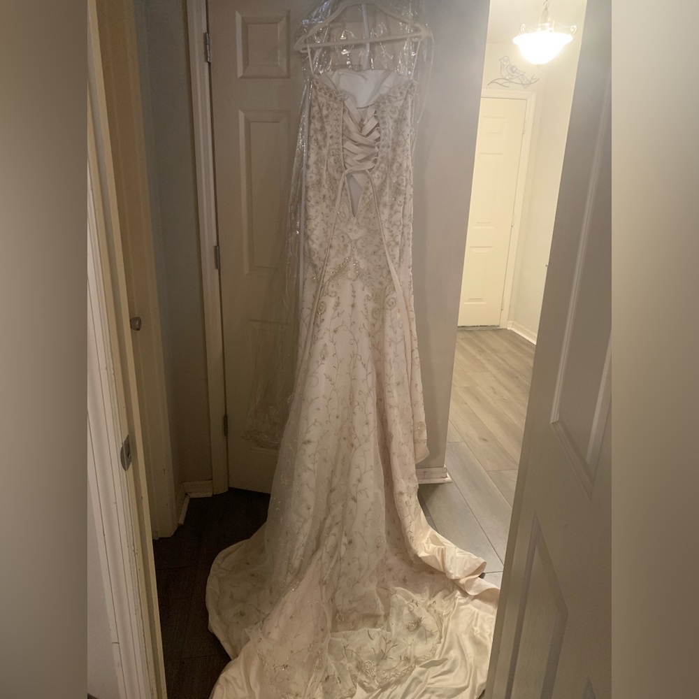 NWT.  Ivory/Gold mermaid/ corset wedding dress.Size 4. - Picture 7 of 9